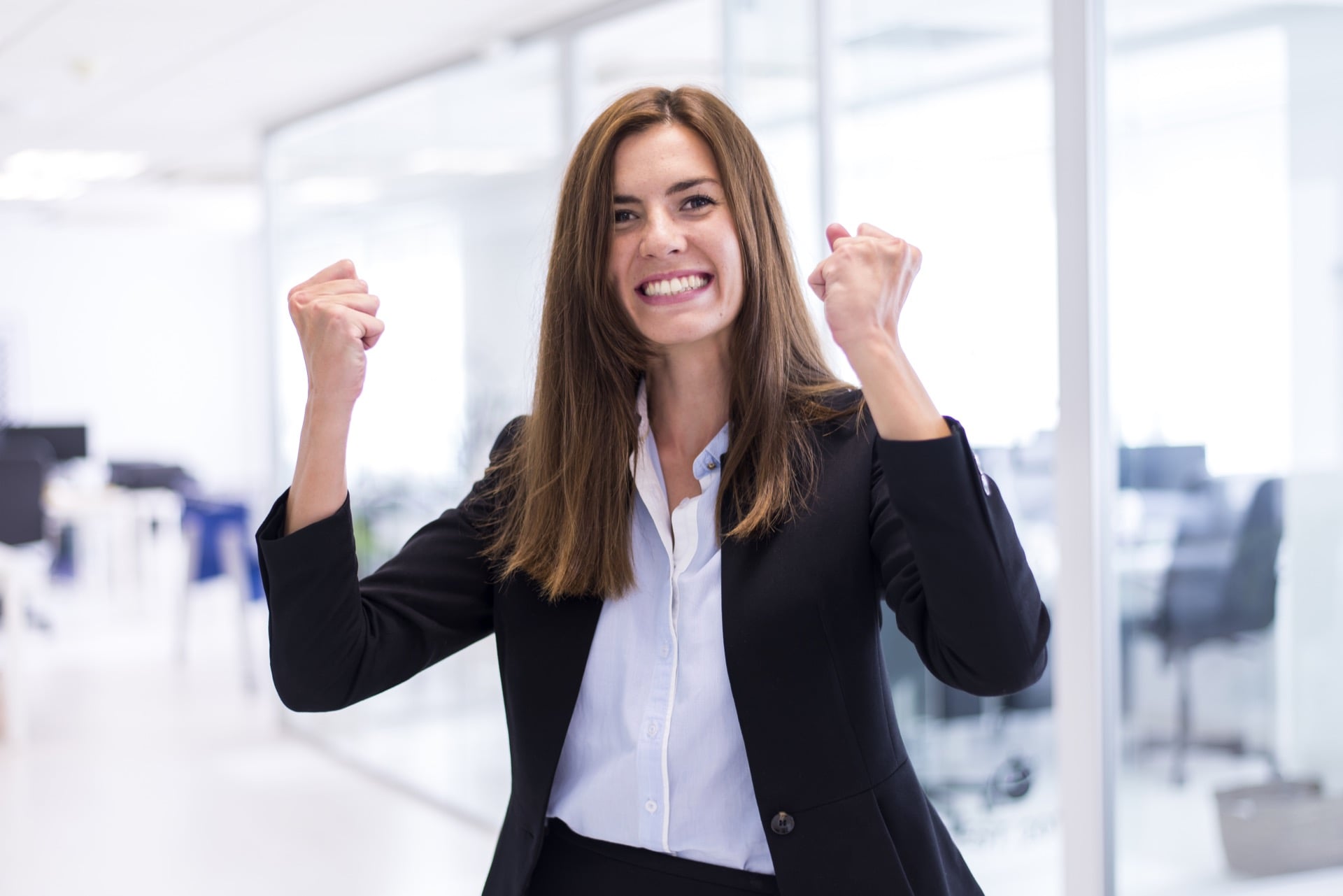 01-woman-with-raised-fists_web triplica ventas guru marketing marketing digital campañas de google ads